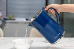 Does the thermostatic kettle boil water repeatedly?