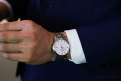 Should the watch be worn on the left hand or the right hand?