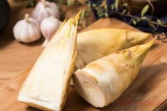 How long should dry winter bamboo shoots soak before eating?