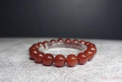 Can red agate touch water?