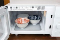 Can a microwave oven serve as an oven?