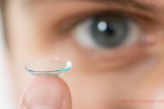 Precautions for cleaning contact lenses