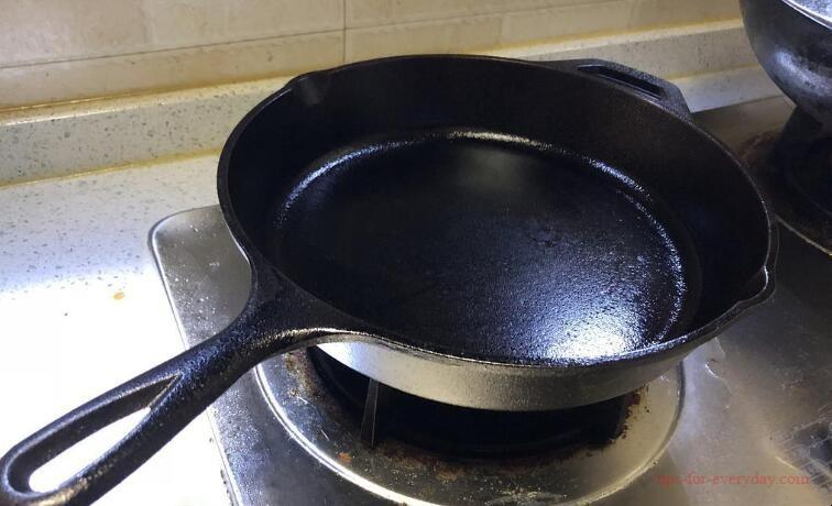 How to clean the pot that is burnt black?1