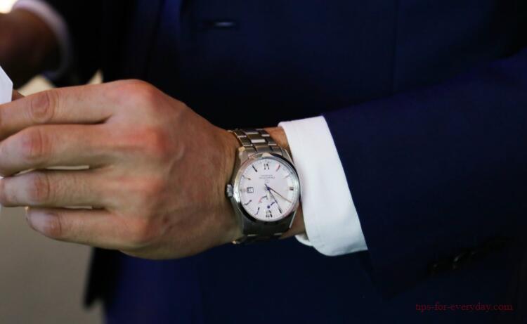Should the watch be worn on the left hand or the right hand?1