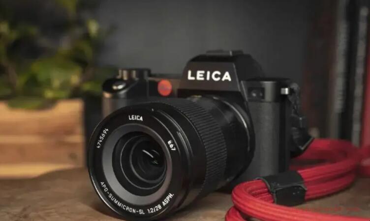 What is the difference between a Leica camera and a regular SLR?1
